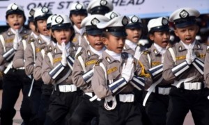 Sejumlah siswa sekolah dasar menunjukan kemampuan baris berbaris mereka saat Lomba Polisi Kecil dan PKS yang diselenggarakan Polda Jateng di Lapangan Pancasila, Simpang Lima, Kota Semarang, Jateng, Minggu (23/4/2017). (JIBI/Solopos/Antara/Aditya Pradana Putra)