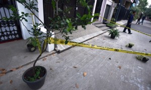 Warga mengamati lokasi penyiraman air keras ke penyidik KPK Novel Baswedan, di Jl. Deposito T, Kelapa Gading, Jakarta, Selasa (11/4/2017). (JIBI/Solopos/Antara/Wahyu Putro A)