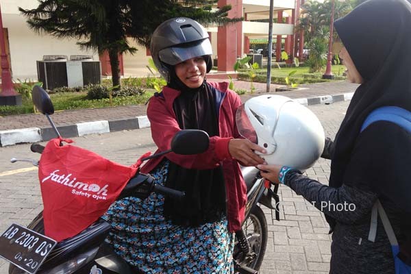 Pengendara Fathimah Safety Ojek (FSO) diwajibkan memiliki atribut berkendara agar menjami kenyaman pelanggan Kamis (20/4/2017). (Sekar Langit Nariswari/JIBI/Harian Jogja)
