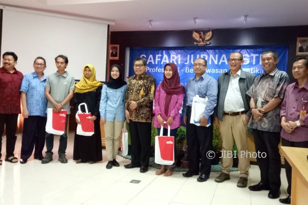 Sejumlah peserta perwakilan dari berbagai media di Jogja berfoto bersama pemateri Safari Jurnalistik didampingi oleh Calon Walikota terpilih, Haryadi Suyuti dalam pembukaan Program Safari Jurnalistik yang digelar Persatuan Wartawan Indonesia (PWI) di Kampus UAD unit B, Umbulharjo, Jogja, Selasa (25/4/2017). (Mayang Nova Lestari/JIBI/Harian Jogja)