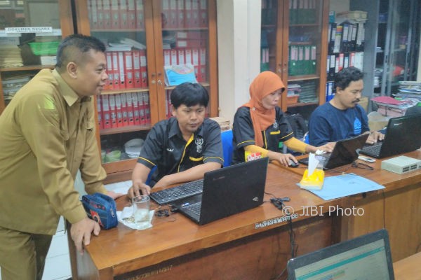 Kepala Disdikpora DIY Kadarmanta Baskara Aji saat memantau permasalahan UNBK tingkat SMK lewat monitor di ruang kerja tim Help Desk, Senin (10/4/2017). (Arif Wahyudi/JIBI/Harian Jogja)