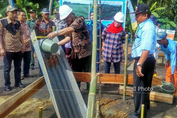 Seremoni peletakan batu pertama dilakukan oleh Penjabat Bupati Kulonprogo Budi Antono di lahan relokasi tanah desa wilayah Glagah, Kecamatan Temon, Kulonprogo, Jumat (7/4/2017). (Rima Sekarani I.N./JIBI/Harian Jogja)