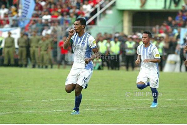 Penyerang sekaligus kapten PSIS Semarang, Johan Yoga Utama (depan), melakukan selebrasi seusai mencetak gol ke gawang Persipur Purwodadi pada laga Liga 2 di Stadion Krida Bakti, Purwodadi, Sabtu (22/4/2017). (Instagram @psisofficial)