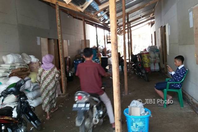 Pengungsi bencana tanah longsor beraktivitas di rumah relokasi sementara di Dukuh Tangkil, Desa Banaran, Kecamatan Pulung, Ponorogo, Jumat (21/4/2017). (Abdul Jalil/JIBI/Madiunpos.com)