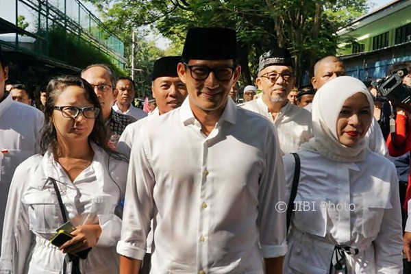 Sandiaga Uno (tengah) bersama keluarga menuju Tempat Pemungutan Suara (TPS) 01, Jalan Daha IV Selong, Kebayoran Baru, Rabu (19/4/2017). (JIBI/Bisnis/Endang Muchtar)