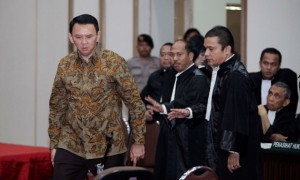 Basuki Tjahaja Purnama atau Ahok berdiskusi dengan tim penasehat hukumnya saat sidang lanjutan di Auditorium Kementerian Pertanian, Jakarta, Selasa (11/4/2017).(JIBI/Solopos/Antara/Pool/Rommy Pujianto)