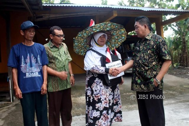 Kepala Desa Banaran, Sambungmacan, Sragen, Susilo (kanan), bersalaman dengan Sri Wahyuni, 46, warga Dukuh Karangasem RT 001, Banaran, di halaman Balai Desa Banaran, Kamis (20/4/2017). Sri Wahyuni berpamitan untuk melaksanakan nazar jalan kaki ke Istana Negara demi bertemu dengan Presiden Joko Widodo. (Tri Rahayu/JIBI/Solopos)