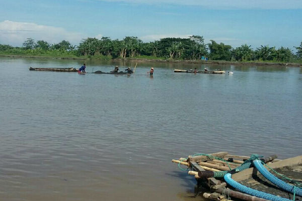 Aktivitas penambangan pasir secara manual yang dilakukan di titik penambangan Dusun Babakan Desa Poncosari, Srandakan, Minggu (2/4/2017). (Arief Junianto/JIBI/Harian Jogja)