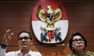 Wakil Ketua KPK Basaria Panjaitan dan Juru bicara KPK Febri Diansyah (kiri) memberikan keterangan tentang penetapan mantan Kepala BPPN Syafruddin Arsyad Temenggung sebagai tersangka korupsi penerbitan Surat Keterangan Lunas (SKL) Bantuan Likuiditas Bank Indonesia (BLBI) di Gedung KPK, Jakarta, Selasa (25/4/2017).
(JIBI/Solopos/Antara/Sigid Kurniawan)