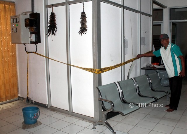 Seorang tukang kebun, Mbah Geger, menunjukkan kondisi dinding ruang yang jebol di dalam eks-Kantor Pengelolaan PBB Kabupaten Sragen, Kamis (4/5/2017). (Tri Rahayu/JIBI/Solopos)