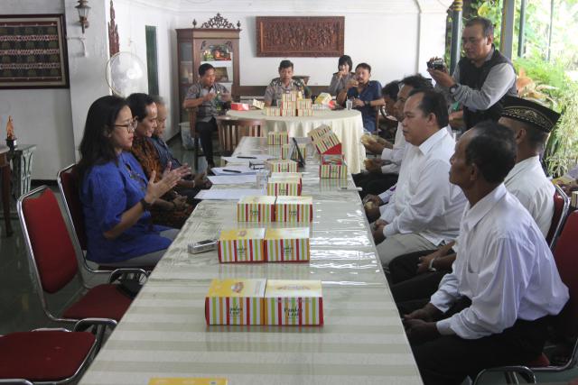 Penghageng Kawedanan Hageng Panitrapura Keraton Ngayogyakarta, GKR Condrokirono bersama tim hukum keraton menerima warga Dusun Tanjungtirto, Desa Kalitirto, Berbah, Sleman di Kraton Kilen, Kompleks Keraton Ngayogyakarta, Kamis (11/05/2017). Warga menerima penjelasan dalam pertemuan itu bahwa Trah HB VII RM Triyanto Prastowo tidak mewarisi aset tanah yang telah dipatok dan dikapling di desa tersebut. Akhir tahun 2016 ahli waris Sri Sultan Hamengku Buwono VII itu datang untuk mengukur tanah dan mengapling tanah seluas 6.700 meter persegi itu menjadi puluhan kapling. (Desi Suryanto/JIBI/Harian Jogja)