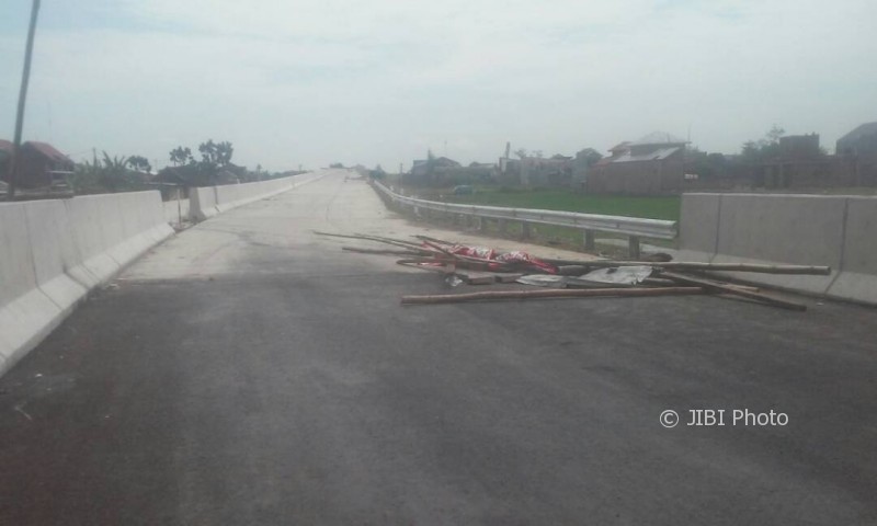 Blokade tol Solo-Kertosono di perbatasan pintu masuk Klodran, Sawahan, Ngemplak, dibongkar orang yang belum diketahui identitasnya. Foto diambil Senin (8/5/2017). (Istimewa)