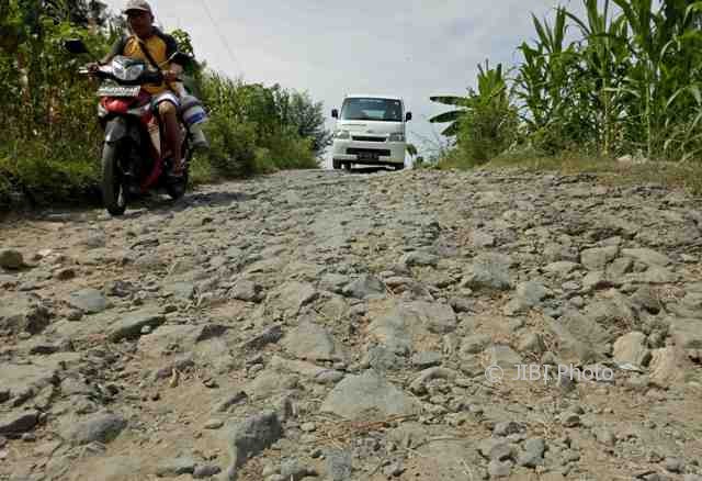 Pengguna jalan melewati jalur penghubung Desa Gilirejo Baru, Kecamatan Miri, Sragen, yang rusak parah, Selasa (16/5/2017). (Moh. Khodiq Duhri/JIBI/Solopos)