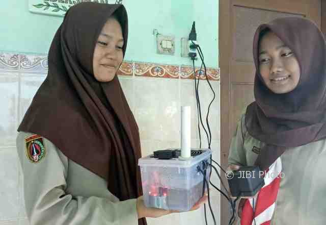 Amanda (kanan) dan Graseli menunjukkan alat pengatur kelembapan udara bikinan mereka yang memenangi Lomba Krenova. Foto diambil di SMAN 3 Sragen, Jumat (19/5/2017). (Moh. Khodiq Duhri/JIBI/Solopos)