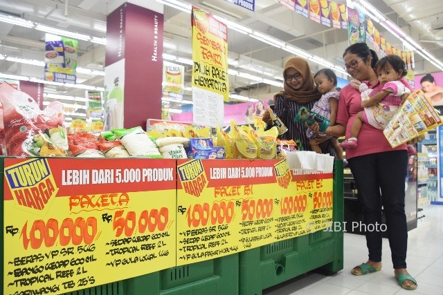 Pelanggan memilih paket sembako di Hypermart Solo Grand Mall (SGM), Jumat (19/5/2017). (Shoqib Angriawan/JIBI/Solopos)