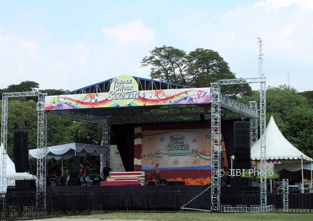 Panggung megah untuk konser OM Sera berdiri di tengah Alun-alun Sasana Langen Putra Sragen sejak Jumat (19/5/2017). (Tri Rahayu/JIBI/Solopos)
