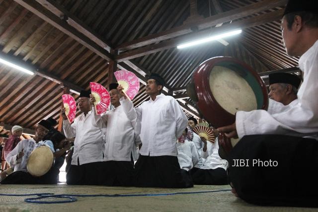 Jamaah Masjid Jami' Plosokuning menari Rodat sabil melantunkan sholawat kepada Nabi Muhammad SAW dengan iringan rebana di serambi masjid yang terletak di Plosokuning, Minomartani, Ngaglik, Sleman, DI. Yogyakarta, Minggu (28/05/2017). (Desi Suryanto/JIBI/Harian Jogja)
