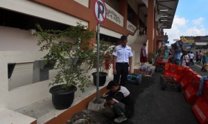 Pekerja Dishub Solo memasang rambu larangan parkir di Pasar Rakyat Klewer Solo, Kamis (4/5/2017). (JIBI/Solopos/M. Ferry Setiawan)