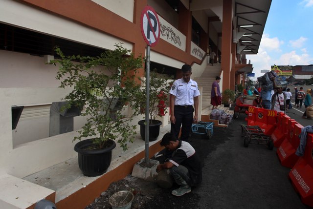 Pekerja Dishub Solo memasang rambu larangan parkir di Pasar Rakyat Klewer Solo, Kamis (4/5/2017). (JIBI/Solopos/M. Ferry Setiawan)