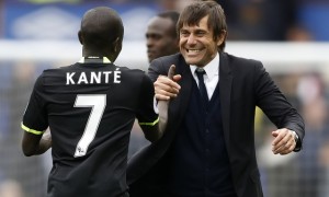 Pelatih Antonio Conte dan N'Golo Kante merayakan kemenangan Chelsea atas Everton, di Goodison Park, Minggu (30/4/17). (JIBI/Reuters/Carl Recine)