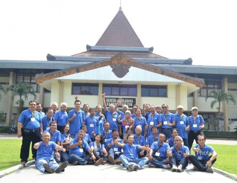 Alumni Teknik Sipil 1977 UNS Solo berfoto bersama di depan Gedung Rektorat dr. Prakoso, Sabtu (6/5/2017). (Istimewa)