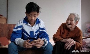 Cicit Le Thi kerap menjadi penolong saat sang buyut menemukan masalah di Internet. (Channel News Asia)