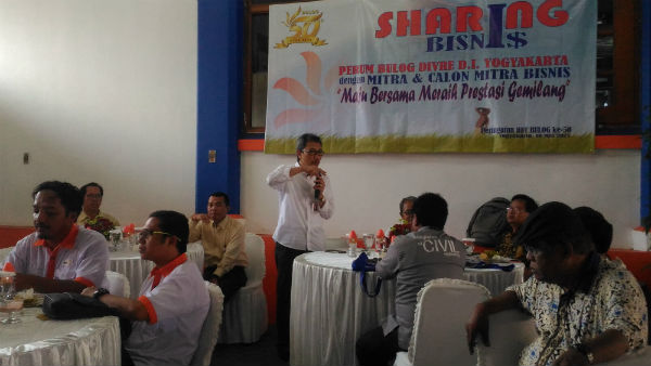 Kepala Perum Bulog Divre DIY Miftahul Adha (berdiri) mengisi Sharing Bisnis Perum Bulog Divre DIY dengan Mitra dan Calon Mitra Bisnis "Maju Bersama Meraih Prestasi Gemilang" dalam rangka ulang tahun Bulog ke-50, di kantor Bulog Kotabaru, Rabu (10/5/2017). (Bernadheta Dian Saraswati/JIBI/Harian Jogja)
