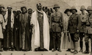 Foto dokumentasi Raja Ibnu Saud bersama para petinggi militer Inggris. (thecentrestar.com)