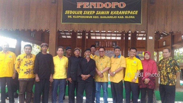 Pengurus DPD Partai Golkar Blora berfoto bersama dengan Ketua DPD Golkar Jateng Wisnu Suhardono, Minggu (14/5/2017). (Istimewa/Golkar Jateng)