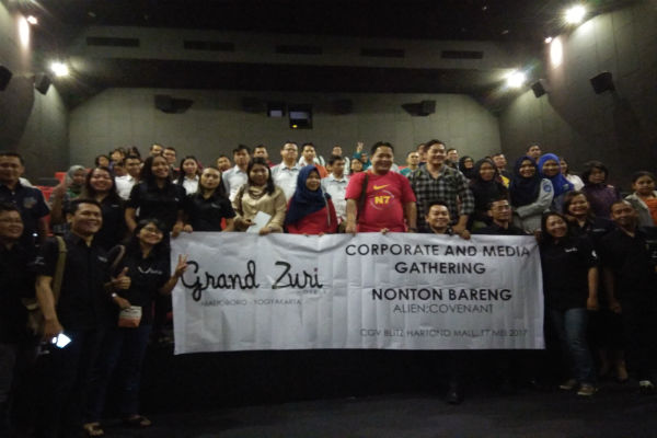 Klien dan rekan media seusai acara nonton bareng bertajuk Movie Time yang diselenggarakan Grand Zuri Hotel Malioboro Yogyakarta di CGV Blitz Hartono Mall, Kamis (18/5/2017). (Holy Kartika N.S/JIBI/Harian Jogja)