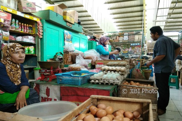 Pedagang telur ayam negeri di Pasar Kranggan menanti pembeli. Sejak harga telur mahal, daya beli cenderung sedikit menurun, Jumat (19/5/2017). ( Holy Kartika N.S/JIBI/Harian Jogja)