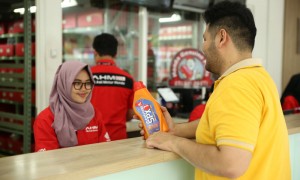 Ilustrasi konsumen membeli oli SPX1 di dealer resmi (astra-honda.com)