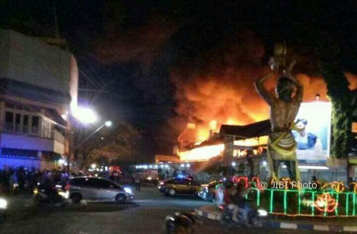 Api membumbung tinggi di Pasar Songgolangit Ponorogo, Minggu (14/5/2017) malam. (Istimewa/Facebook-Anwar Kimb)