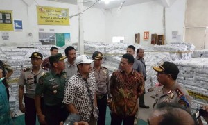 Mentan Amran Sulaiman menggerebek kartel minyak goreng dan penimbun garam di Surabaya, Jumat (19/5/2017). (Twitter/@kementan)