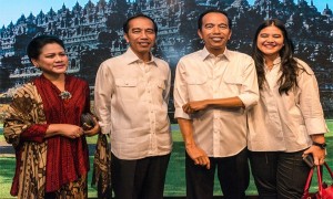 Presiden Joko Widodo (kedua dari kiri) bersebelahan dengan patung lilinnya di Museum Madame Tussauds Hong Kong didampingi Ibu Iriana Joko Widodo dan putri mereka, Kahiyang Ayu, Senin (1/5/2017). (madametussauds.com)