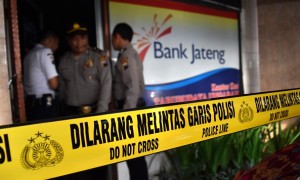 Polisi melakukan penyelidikan kasus perampokan disertai penyekapan di Kantor Kas Bank Jateng, Kompleks Perkantoran Pemprov Jateng Tarubudaya, Ungaran, Kabupaten Semarang, Kamis (18/5/2017). (JIBI/Solopos/Antara/Aditya Pradana Putra)