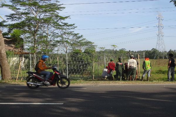 Sejumlah pekerja memasang pagar batas tanah milik PT Angkasa Pura I yang digunakan sebagai lokasi pembangunan New Yogyakarta International Airport (NYIA) di wilayah Temon, Kulonprogo, Senin (15/5/2017). (Rima Sekarani I.N./JIBI/Harian Jogja)
