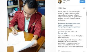 Ruben Onsu mengerjakan soal ujian (Instagram @ruben_onsu)
