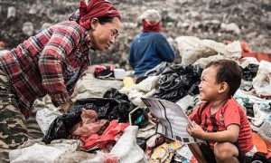 Seorang anak menemani ibunya mengais sampah (Alexandre Sattler/Dailymail.co.uk)