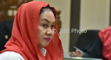 Bupati Nonaktif Klaten Sri Hartini yang menjadi terdakwa dalam kasus suap promosi dan mutasi jabatan saat menjalani sidang perdana dengan agenda pembacaan dakwaan, di Pengadilan Tipikor Semarang, Senin (22/5). Bupati nonaktif Klaten Sri Hartini di Pengadilan Tipikor Semarang, Jateng, Senin (22/5/2017). (JIBI/Solopos/Antara/R. Rekotomo)