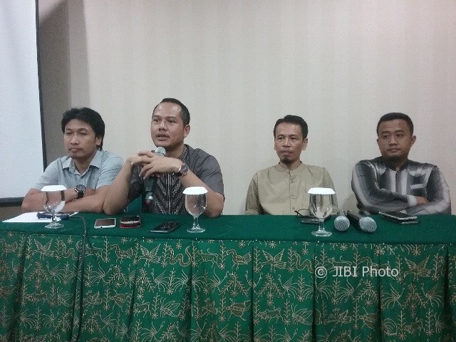Ketua Persaudaraan Pengusaha Travel Umrah Haji Indonesia (Perpuhi) Solo, Her Suprabu (dua dari kiri), memberikan keterangan kepada wartawan di kantor sekretariat di Dinasty Hotel Solo, Selasa (9/5/2017). (Shoqib Angriawan/JIBI/Solopos)