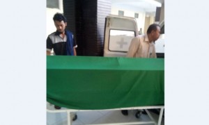 Warga Bendungan, Kedawung, Sragen, mengurus jenazah Nining saat di RSI Tegal, Kamis (18/5/2017) pagi. Nining diduga jadi korban pembunuhan. (istimewa)