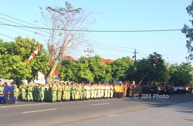 Persiapan apel bersama memperingati Hari Kebangkitan Nasional (Harkitnas) di depan Plaza Manahan di Jl. Adisucipto, Sabtu (20/5/2017). (Farida Trisnaningtyas/JIBI/Solopos)