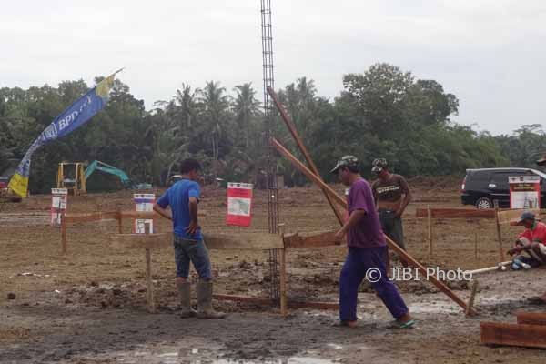 Sejumlah warga terdampak pembangunan New Yogyakarta International Airport (NYIA) mempersiapkan pembangunan rumah di lahan relokasi yang menggunakan tanah kas desa Palihan, Temon, Kulonprogo. Foto diambil pada 12 April 2017. (Rima Sekarani I.N./JIBI/Harian Jogja)