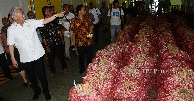 Menteri Perdagangan Enggartiasto Lukita (kiri) melihat proses pengawetan bawang merah dengan mesin control atmosphere storage (CAS) saat kunjungan kerja di Kudus, Jateng, Sabtu (13/5/2017). (JIBI/Solopos/Antara/Yusuf Nugroho)