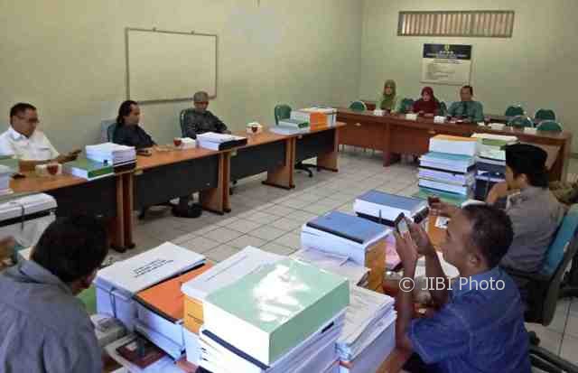 Suasana pertemuan antara dokter Dian Ika Putri di hadapan pimpinan DPRD dan Komisi IV di ruang komisi setempat, Senin (15/5/2017). (Moh. Khodiq Duhri/JIBI/Solopos)