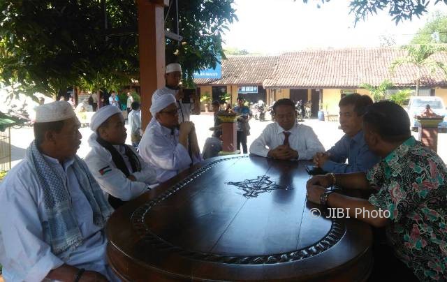 Aktivis Front Pembela Islam (FPI), Selasa (2/5/2017), mendatangi Mapolres Sragen untuk mendesak Polres agar mengantisipasi aksi kelulusan SMA/SMK hari ini pukul 15.00 WIB. (Tri Rahayu/JIBI/Solopos)