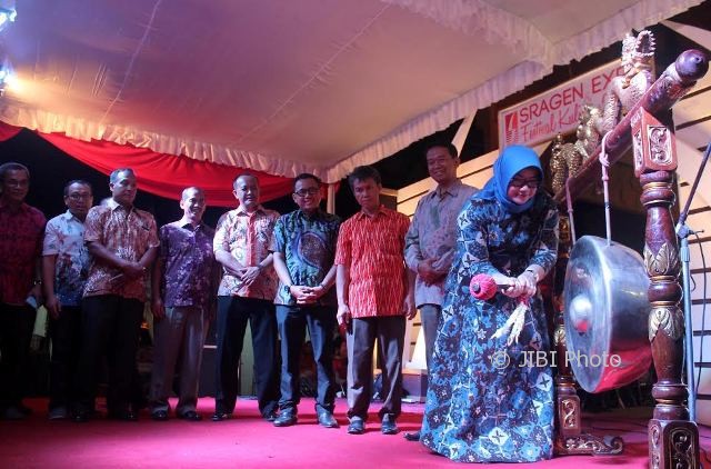 Bupati Sragen Yuni Sukowati menabuh gong sebagai simbol pembukaan Sragen Expo 2017 yang dihelat di Gedung Kartini Sragen, Senin (15/5/2017) malam. (Tri Rahayu/JIBI/Solopos)