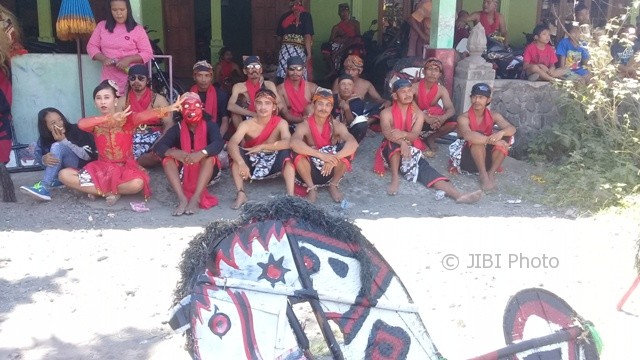 Salah satu kelompok jatilan duduk di tepi Jl. Deles Indah, Desa Keputran, Kecamatan Kemalang, Klaten, Rabu (17/5/2017). (Taufiq Sidik Prakoso/JIBI/Solopos)