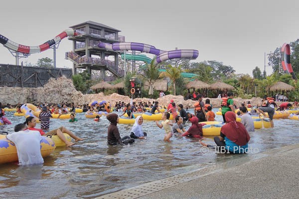 Ribuan Pengunjung Yang Didominiasi Wisatawan Keluarga Memenuhi Area Wahana Jogja Bay Waterpark Pada Kamis Ribuan Pengunjung Yang Didominiasi Wisatawan Keluarga Memenuhi Area Wahana Jogja Bay Waterpark Pada Kamis